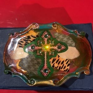 Belt buckle with cross in the middle, surrounded by rhinestones.